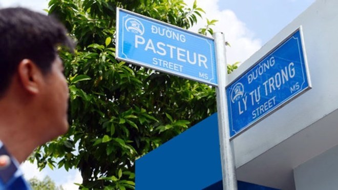HCM City is seeking public opinion about the use of English-language street signs (Photo: tuoitre.vn)