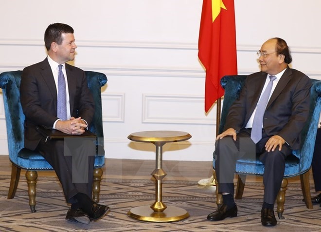 Prime Minister Nguyen Xuan Phuc (R) hosts Robert H. McCooey Jr, Senior Vice President of Nasdaq’s Listing Services (Photo: VNA)