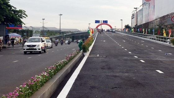 Thông xe cầu vượt cửa ngõ Tân Sơn Nhất ảnh 1