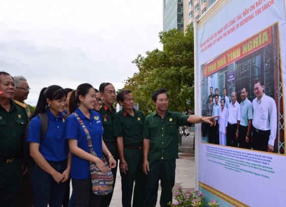 Khai mạc triển lãm ảnh TPHCM - Sâu đậm nghĩa tình ảnh 1