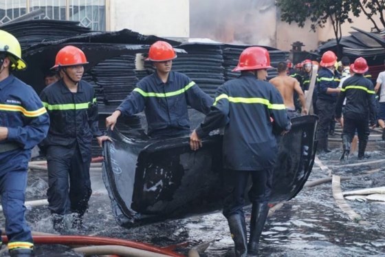 5 giờ chống chọi đám cháy kinh hoàng tại nhà xưởng rộng 3.000m² ở Bình Chánh ảnh 19