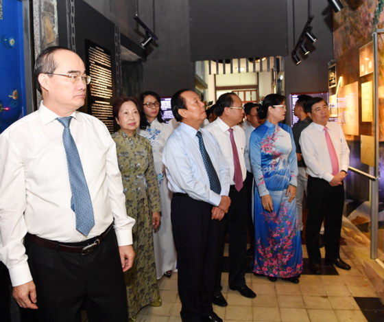 Lãnh đạo TPHCM dâng hương tưởng nhớ Chủ tịch Tôn Đức Thắng ảnh 2