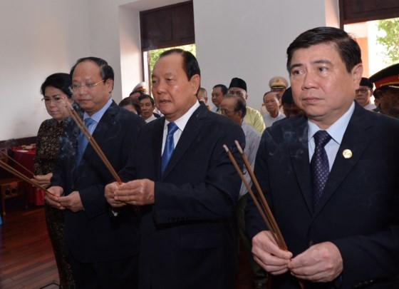 Dâng hương tưởng nhớ Chủ tịch Hồ Chí Minh và Chủ tịch Tôn Đức Thắng ảnh 1