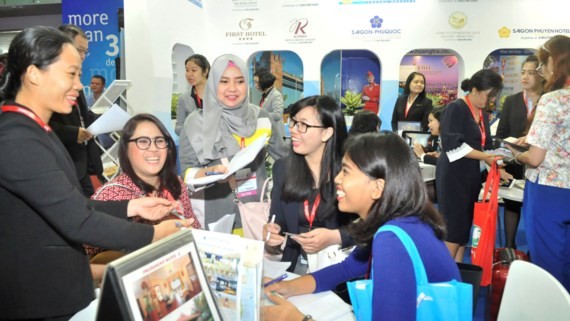 Khách đặt tour, khách sạn tại Hội chợ Du lịch Quốc tế TPHCM 2017. Ảnh: CAO THĂNG