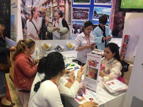 Tấp nập khách tham quan ngày khai mạc ITE HCM 2017 ảnh 3