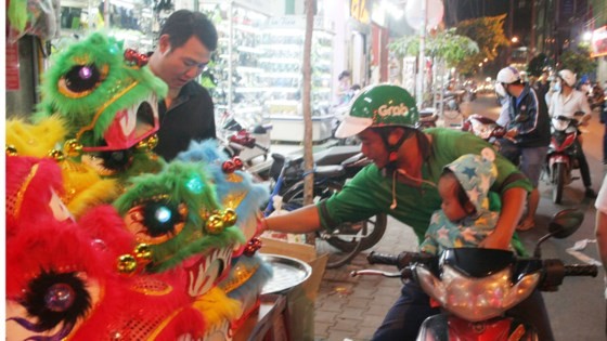 Phố lồng đèn quận 5 nhộn nhịp mùa Trung thu ảnh 5