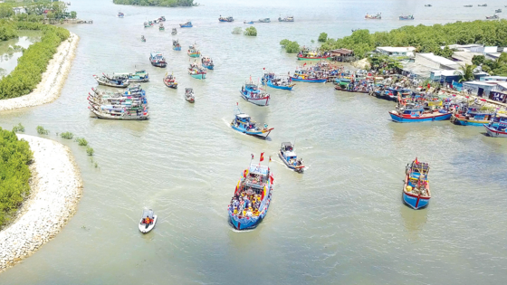 A procession of Ca Ong (Whale)on sea (Photo: Sggp)