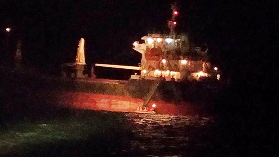 Cứu kịp thời các thuyền viên nước ngoài gặp nạn khi tránh bão số 14 ảnh 1