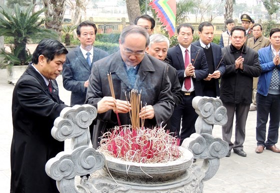 Bí thư Thành ủy TPHCM dâng hương tưởng niệm tại Khu di tích Đại thi hào Nguyễn Du ảnh 1