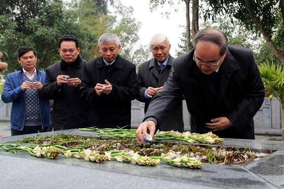 Bí thư Thành ủy TPHCM dâng hương tưởng niệm tại Khu di tích Đại thi hào Nguyễn Du ảnh 2