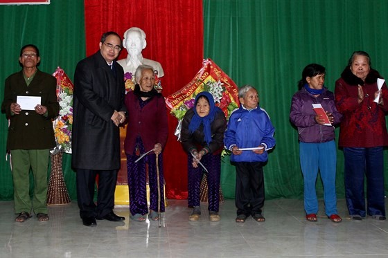 Bí thư Thành ủy TPHCM dâng hương tưởng niệm tại Khu di tích Đại thi hào Nguyễn Du ảnh 3