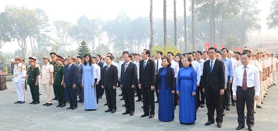 Lãnh đạo TPHCM dâng hương tưởng nhớ đến các anh hùng liệt sĩ ảnh 2