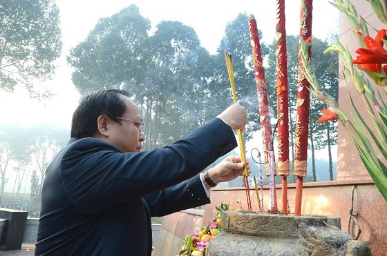 Lãnh đạo TPHCM dâng hương tưởng nhớ đến các anh hùng liệt sĩ ảnh 1