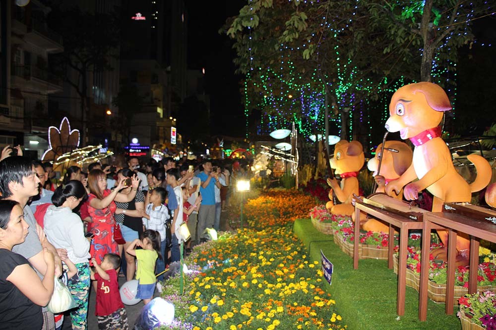 Tiểu cảnh các chó tấu đàn ca tài tử thu hút nhiều người đến chụp ảnh