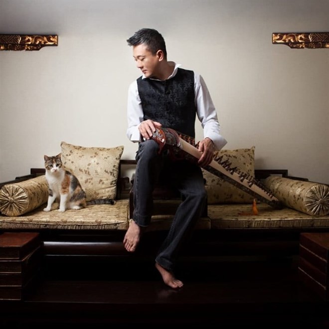 Tri Nguyen plays dan tranh, Vietnamese traditional 16-string zither. (Photos: 24ourmusic.net)