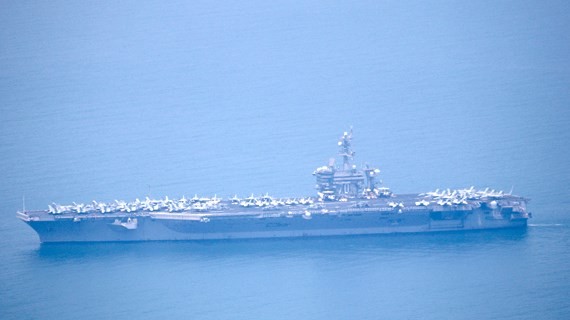 The USS Carl Vinson aircraft carrier entering Tien Sa Port (Photo: Sggp)