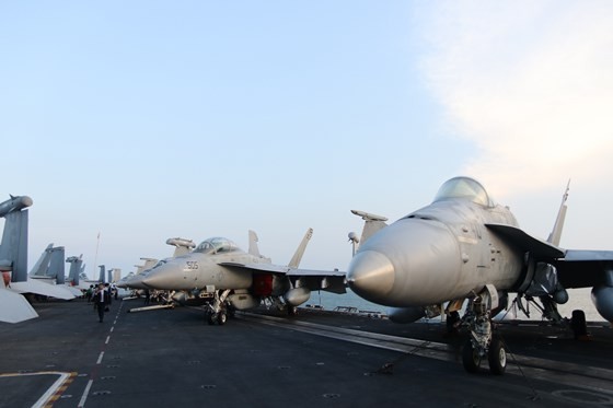 Tận mắt chiêm ngưỡng tàu sân bay USS Carl Vinson tại Đà Nẵng ảnh 8