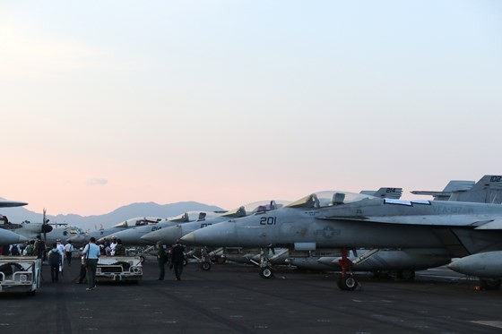 Tận mắt chiêm ngưỡng tàu sân bay USS Carl Vinson tại Đà Nẵng ảnh 11