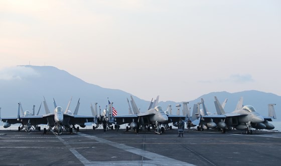 Tận mắt chiêm ngưỡng tàu sân bay USS Carl Vinson tại Đà Nẵng ảnh 9
