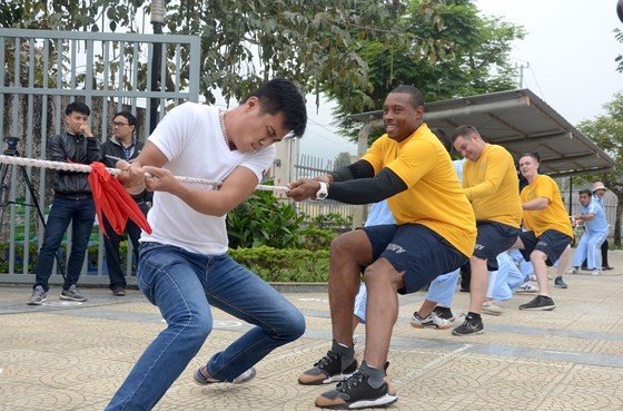 Thủy thủ tàu sân bay Hoa Kỳ thăm Trung tâm điều dưỡng người tâm thần ở Đà Nẵng ảnh 1