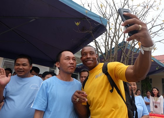 Thủy thủ tàu sân bay Hoa Kỳ thăm Trung tâm điều dưỡng người tâm thần ở Đà Nẵng ảnh 4