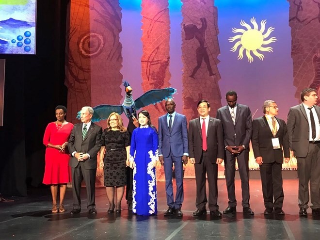 Minister of Health Nguyen Thi Kim Tien (blue long dress) at the award ceremony (Source: http://suckhoedoisong.vn)