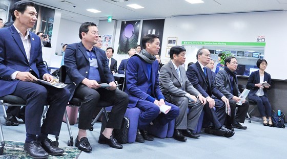 Bí thư Thành ủy TPHCM Nguyễn Thiện Nhân thăm công trình thoát nước ngầm khổng lồ nhất thế giới ảnh 1