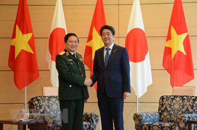 Minister of National Defence General Ngo Xuan Lich (L) and Japanese Prime Minister Shinzo Abe (Photo: VNA)