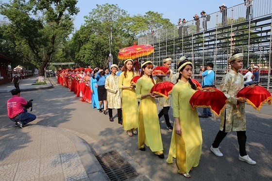 12 cáº·p ÄÃ´i dÃ¢ng hoa BÃ¡c Há» trÆ°á»c lá» cÆ°á»i táº­p thá» áº£nh 3