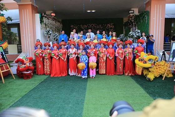 12 cáº·p ÄÃ´i dÃ¢ng hoa BÃ¡c Há» trÆ°á»c lá» cÆ°á»i táº­p thá» áº£nh 10