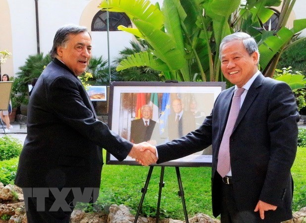 Vietnamese Ambassador to Italy Cao Chinh Thien (R) and Mayor of Palermo Leoluca Orlando (Source:VNA)