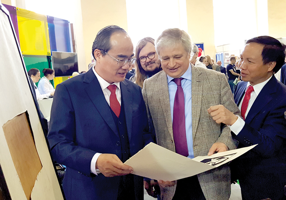 Trang trá»ng ká»· niá»m 95 nÄm ngÃ&nbsp;y Chá»§ tá»ch Há» ChÃ­ Minh láº§n Äáº§u tiÃªn Äáº¿n Nga áº£nh 2