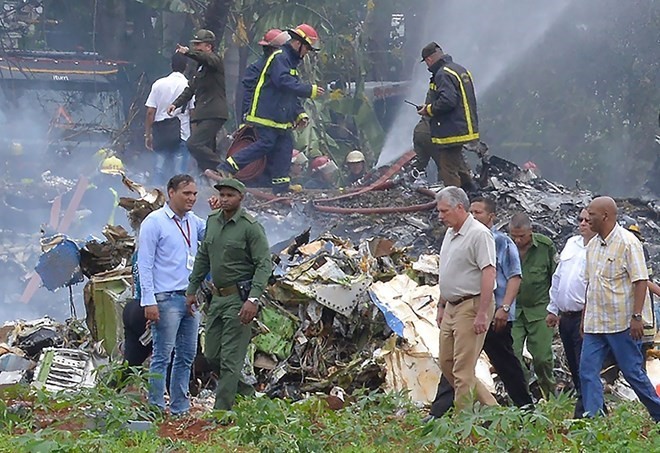 President of the Councils of State and Ministers of Cuba Miguel Mario Canel Bermudez (second, right, front) is at the scence of the plane crash to direct rescue work. (Photo: VNA)