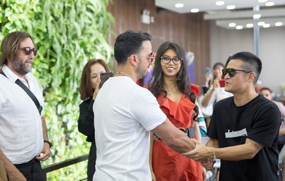 Luis Fonsi biá»u diá»n ca khÃºc tá»· view "Despacito" báº£n phá»i hoÃ&nbsp;n toÃ&nbsp;n má»i táº¡i Viá»t Nam áº£nh 4