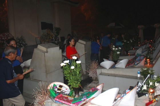 Gáº§n 30.000 lÆ°á»£t ngÆ°á»i Äáº¿n NgÃ£ ba Äá»ng Lá»c dÃ¢ng hÆ°Æ¡ng tÆ°á»ng niá»m trong thÃ¡ng 7 áº£nh 1