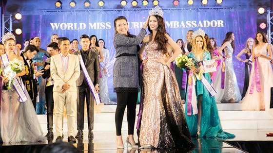 Phan Thá» MÆ¡ ÄÄng quang Hoa háº­u Äáº¡i sá»© Du lá»ch Tháº¿ giá»i 2018 áº£nh 2