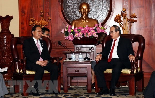 Secretary of the Ho Chi Minh City Party Committee Nguyen Thien Nhan  (R) and Governor of Yamanashi prefecture Hitoshi Goto (Source: VNA)