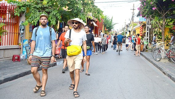 Foreign tourists visit Hoi An. (Photo: Sggp)