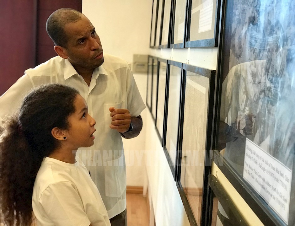 Viewers at the exhibition (Photo: hcmcpv)