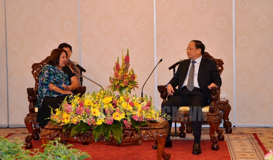 Standing Deputy Secretary of the Ho Chi Minh City Party Committee Tat Thanh Cang (R) receives Teresa Maria Amarelle Boue, Politburo member of the Communist Party of Cuba and Secretary General of the Cuban Women’s Federation. (Photo: hcmcpv)