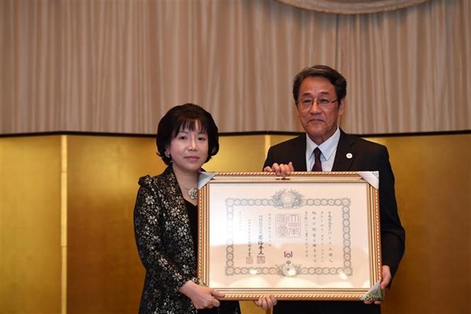 Academician Dr. Nguyen Thi Thanh Nhan (L) receives Japan’s Order of the Rising Sun from Japanese Ambassador to Vietnam Umeda Kunio (Source: VNA)
