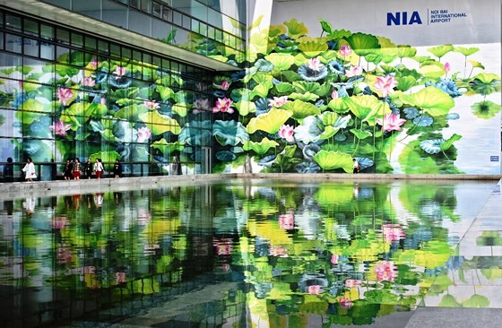 KhÃ¡nh thÃ&nbsp;nh 2 bá»©c tranh hoa sen táº¡i sÃ¢n bay quá»c táº¿ Ná»i BÃ&nbsp;i áº£nh 2