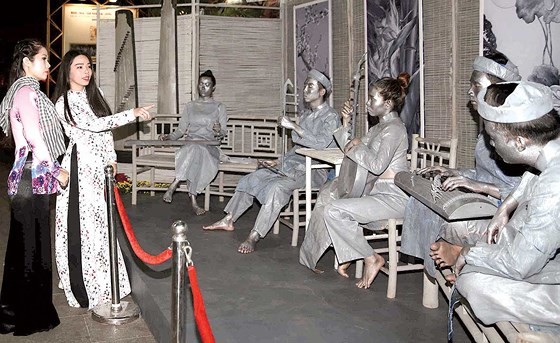 TrÄm nÄm sÃ¢n kháº¥u cáº£i lÆ°Æ¡ng áº£nh 3