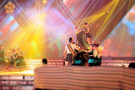 TÃ´n vinh thá» cáº©m trong ÄÃªm khai máº¡c Lá» há»i VÄn hoÃ¡ thá» cáº©m Viá»t Nam láº§n thá»© I áº£nh 1