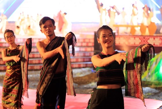 TÃ´n vinh thá» cáº©m trong ÄÃªm khai máº¡c Lá» há»i VÄn hoÃ¡ thá» cáº©m Viá»t Nam láº§n thá»© I áº£nh 3