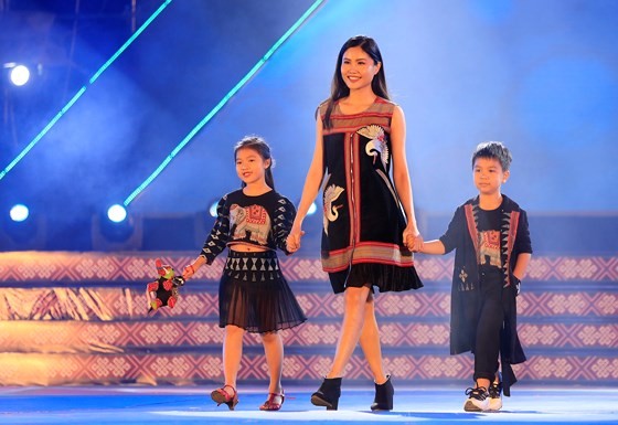 TÃ´n vinh thá» cáº©m trong ÄÃªm khai máº¡c Lá» há»i VÄn hoÃ¡ thá» cáº©m Viá»t Nam láº§n thá»© I áº£nh 7