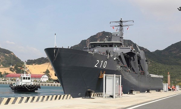 Singaporean naval ship  docked at Cam Ranh International Port (Source: dangcongsan.vn)