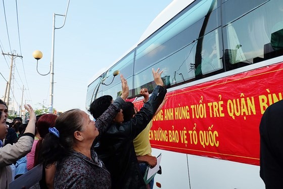 HCMC leaders bid farewell to new soldiers ảnh 10