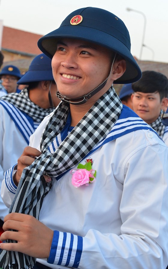 HCMC leaders bid farewell to new soldiers ảnh 11
