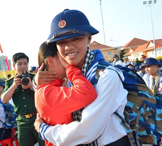 HCMC leaders bid farewell to new soldiers ảnh 14